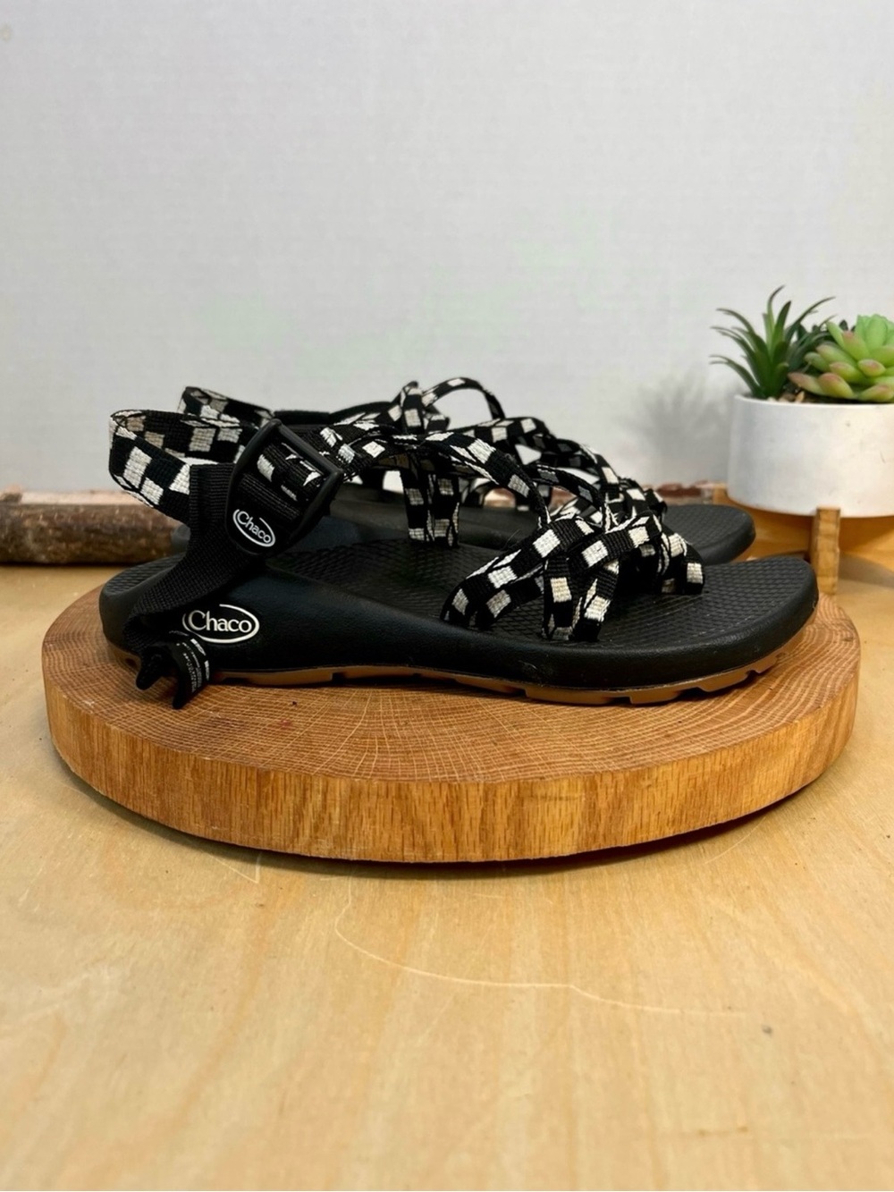 Chaco Women's ZX/2 Classic
Sandals Black/White Geometric
Print Size 7